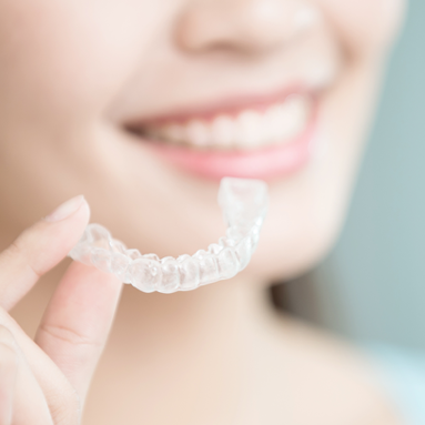 インプラントを検討する患者様のイメージ